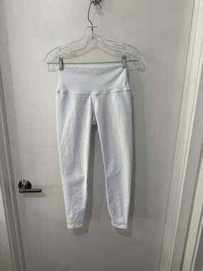 Alo Yoga High-Waist Airbrush Leggings in White, Size Small